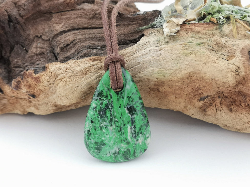 Maw Sit Sit Anhänger gebohrt – natürlicher grüner Jadeit-Mix aus Myanmar, 33 × 23 mm – Bild 1