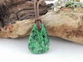 Maw Sit Sit Anhänger gebohrt – natürlicher grüner Jadeit-Mix aus Myanmar, 33 × 23 mm – Bild 1