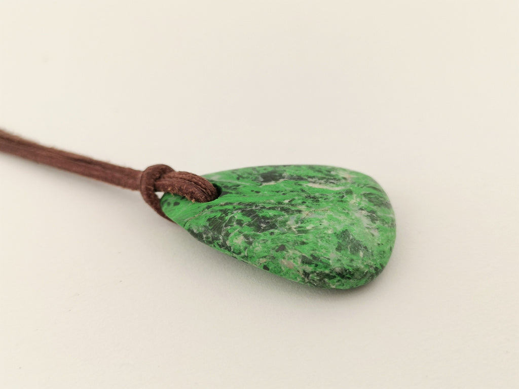 Maw Sit Sit Anhänger gebohrt – natürlicher grüner Jadeit-Mix aus Myanmar, 33 × 23 mm – Bild 10