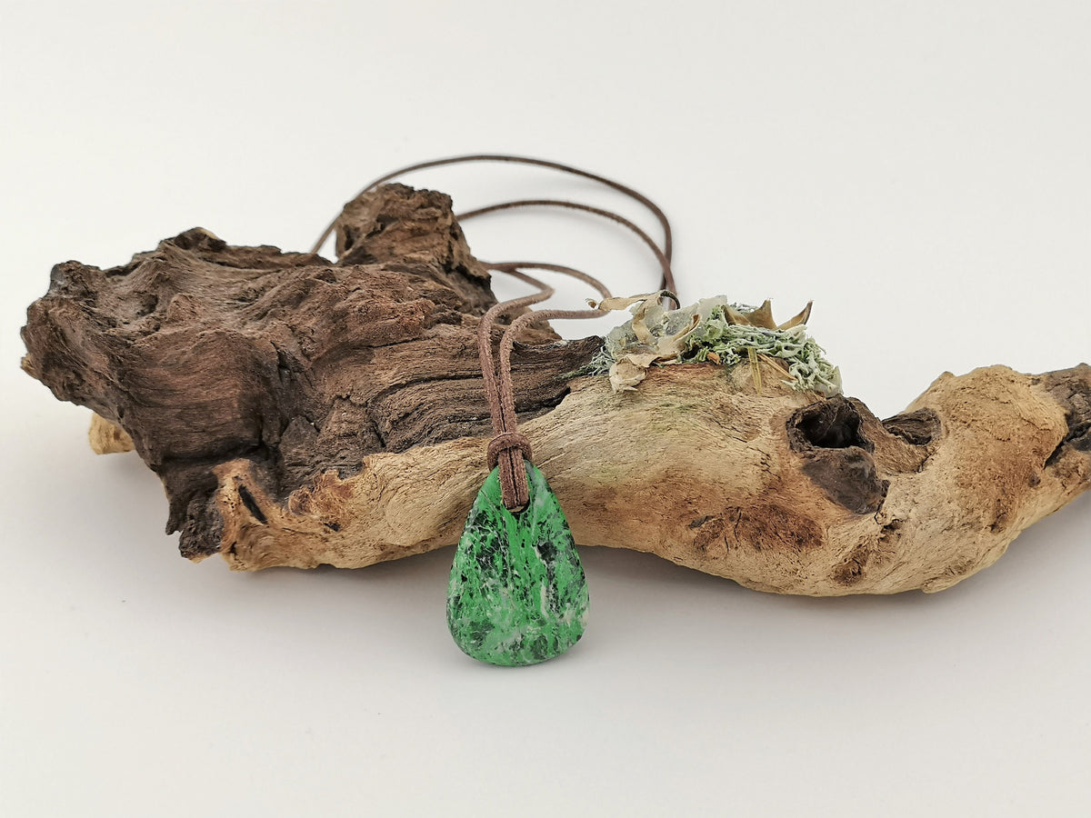 Maw Sit Sit Anhänger gebohrt – natürlicher grüner Jadeit-Mix aus Myanmar, 33 × 23 mm – Bild 2