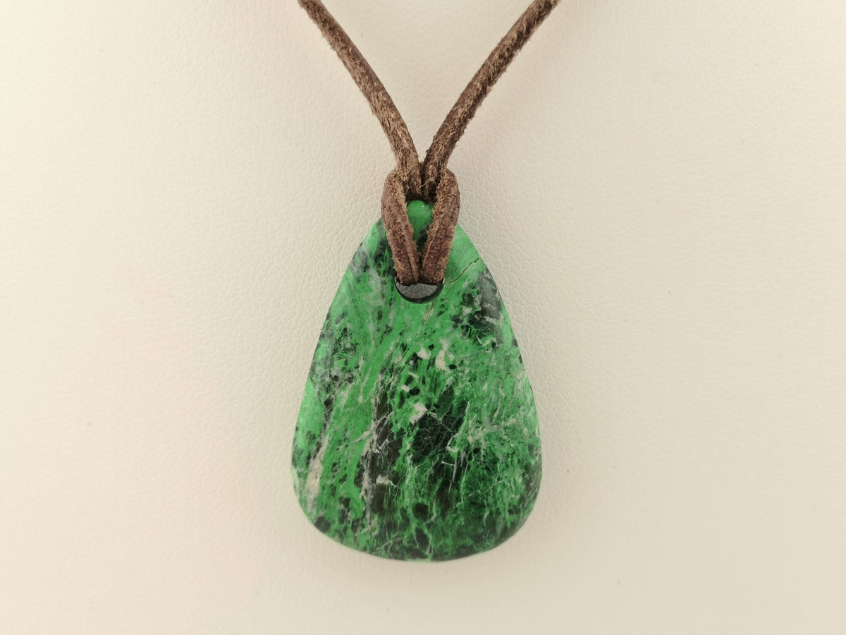 Maw Sit Sit Anhänger gebohrt – natürlicher grüner Jadeit-Mix aus Myanmar, 33 × 23 mm – Bild 7