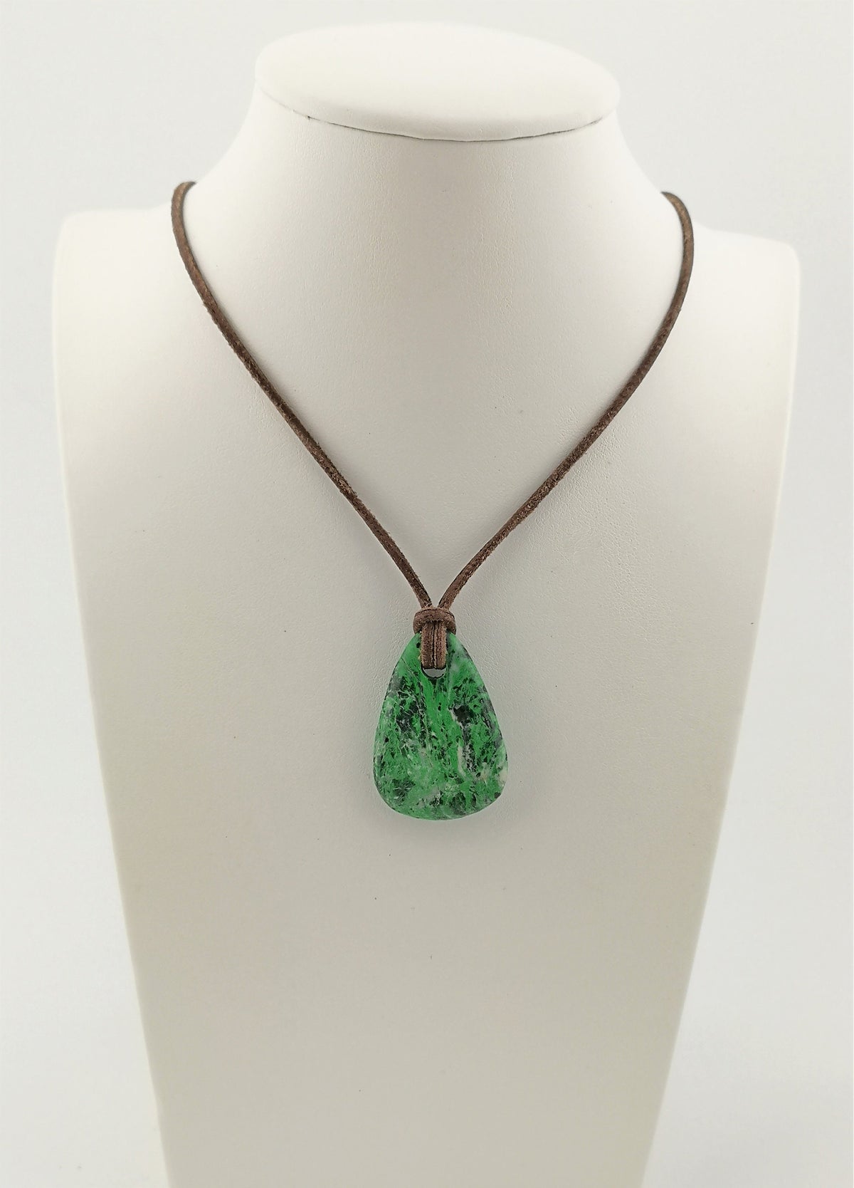 Maw Sit Sit Anhänger gebohrt – natürlicher grüner Jadeit-Mix aus Myanmar, 33 × 23 mm – Bild 8