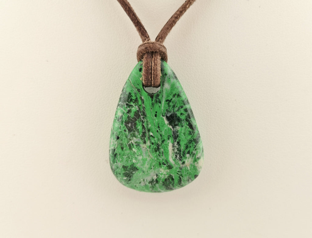 Maw Sit Sit Anhänger gebohrt – natürlicher grüner Jadeit-Mix aus Myanmar, 33 × 23 mm – Bild 9