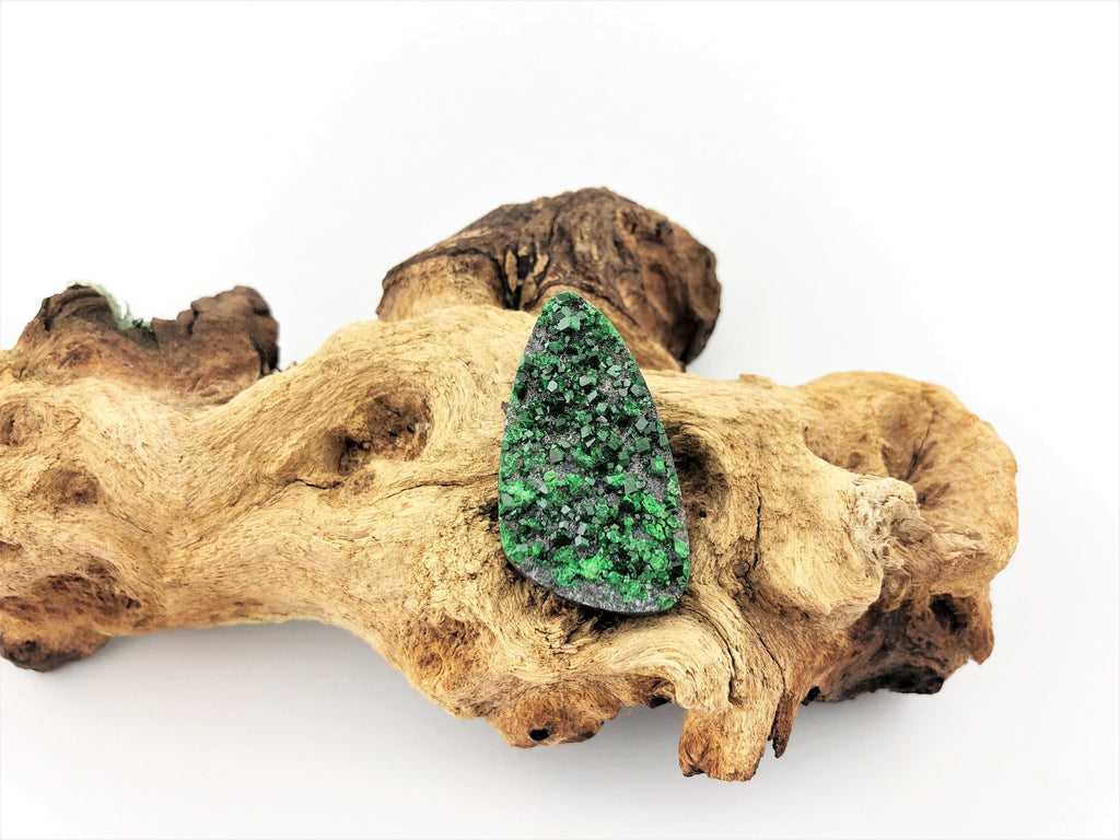 Uwarowit Anhänger gebohrt – grüner Granat auf Matrix aus dem Ural, 38 × 21 mm – Bild 1