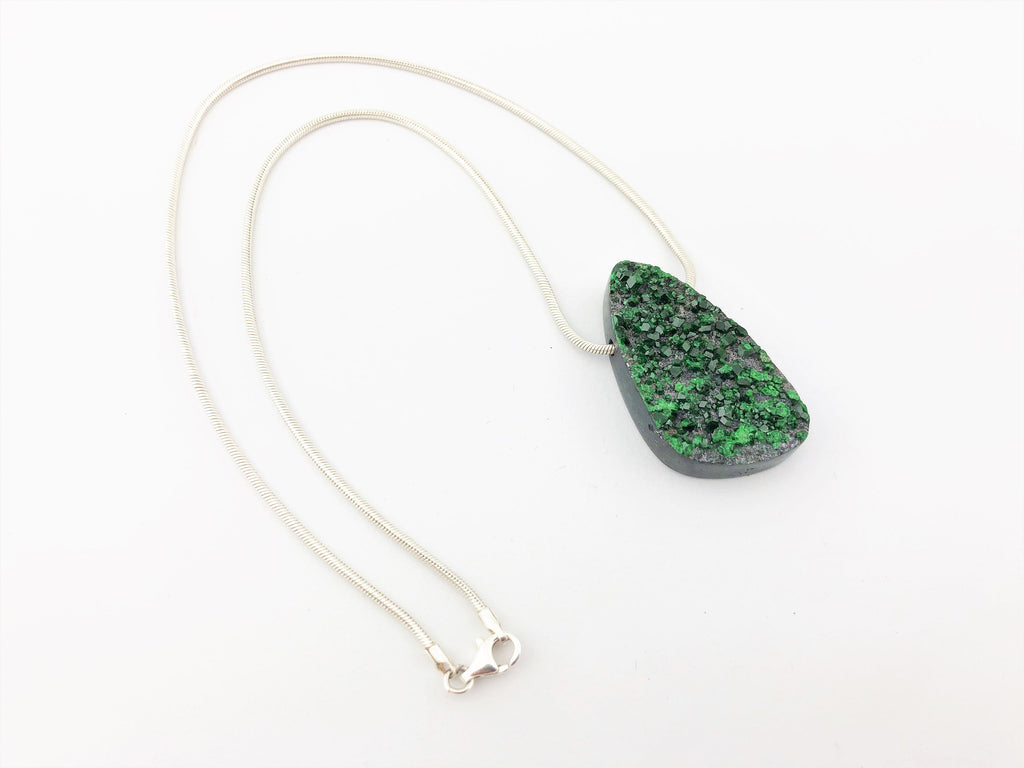 Uwarowit Anhänger gebohrt – grüner Granat auf Matrix aus dem Ural, 38 × 21 mm – Bild 10
