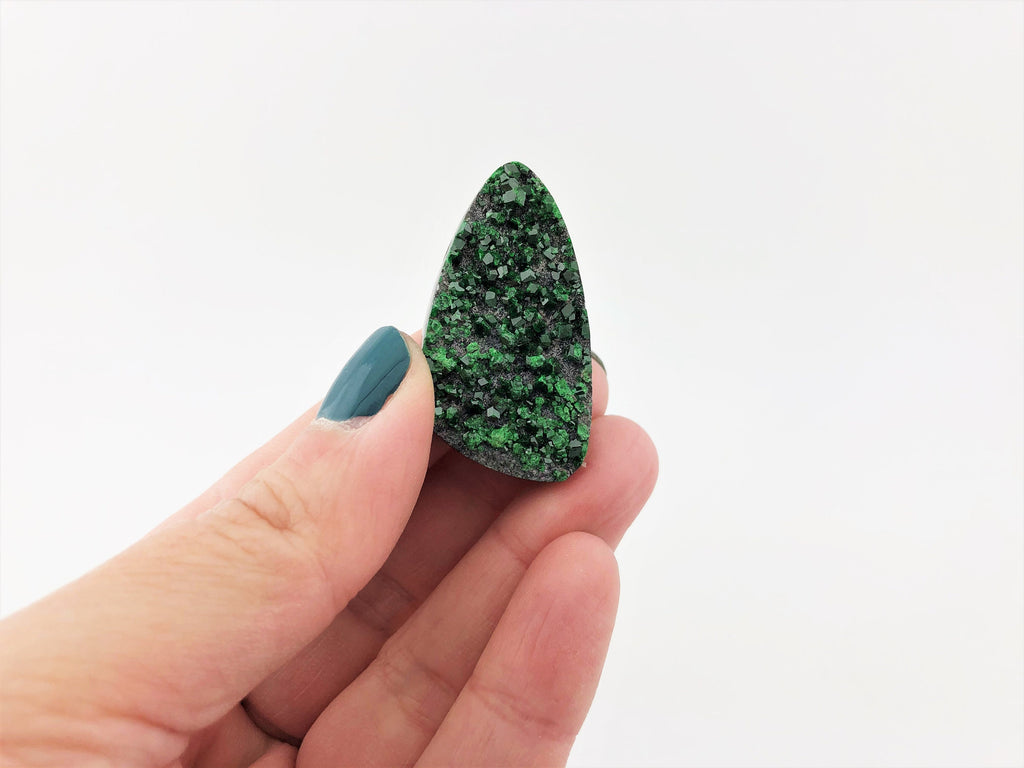 Uwarowit Anhänger gebohrt – grüner Granat auf Matrix aus dem Ural, 38 × 21 mm – Bild 5