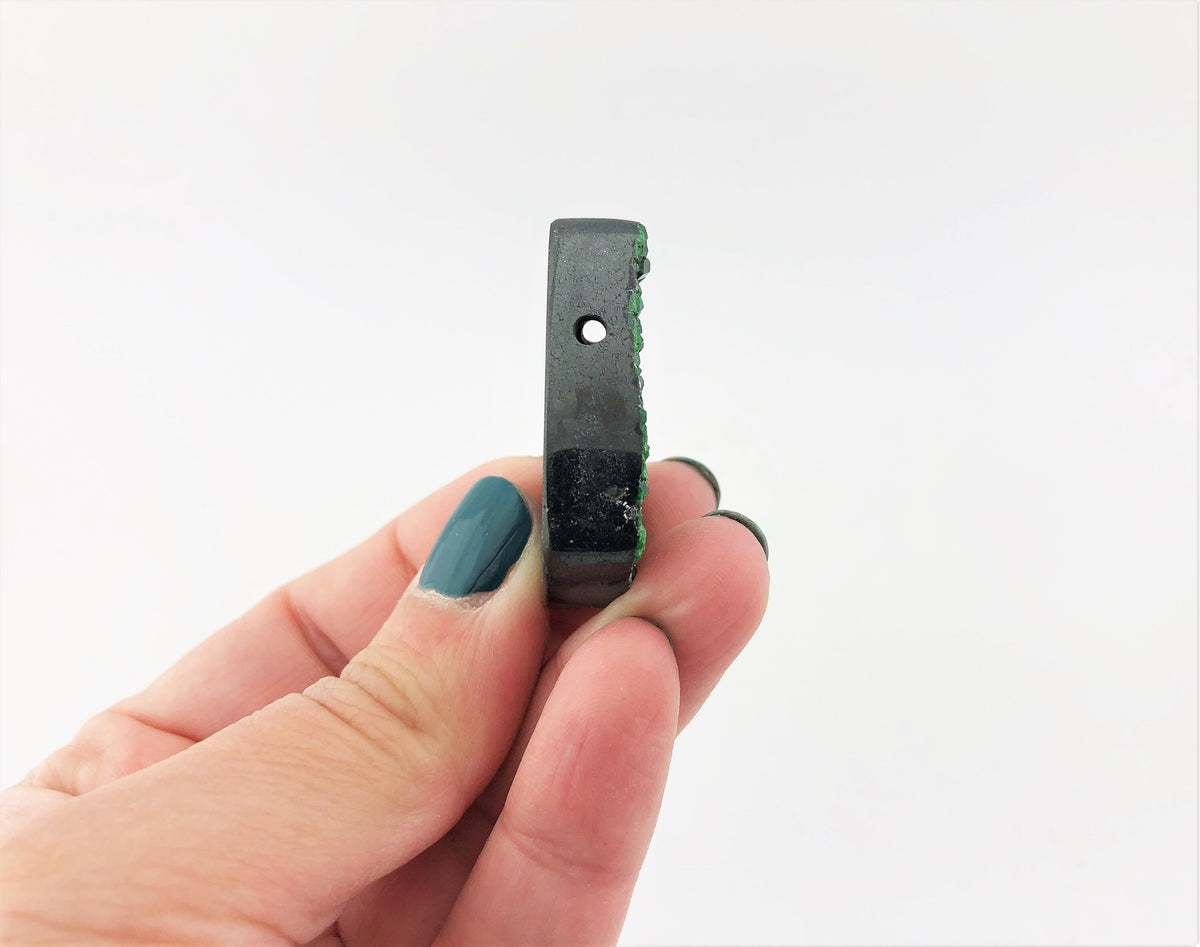Uwarowit Anhänger gebohrt – grüner Granat auf Matrix aus dem Ural, 38 × 21 mm – Bild 6