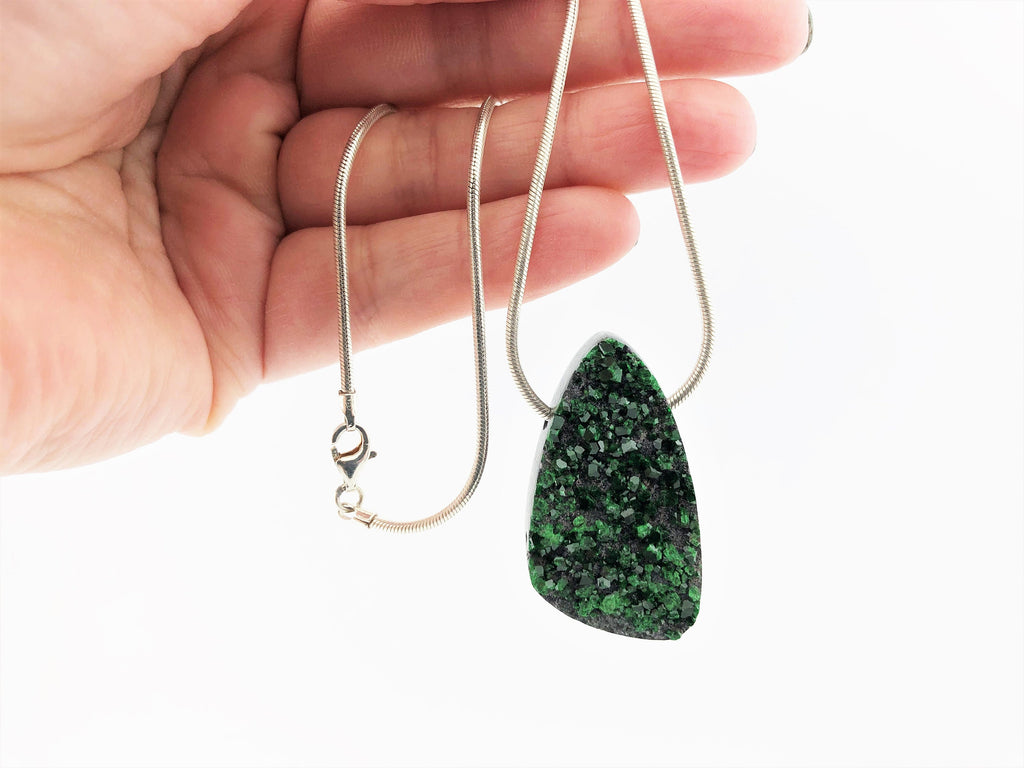 Uwarowit Anhänger gebohrt – grüner Granat auf Matrix aus dem Ural, 38 × 21 mm – Bild 7