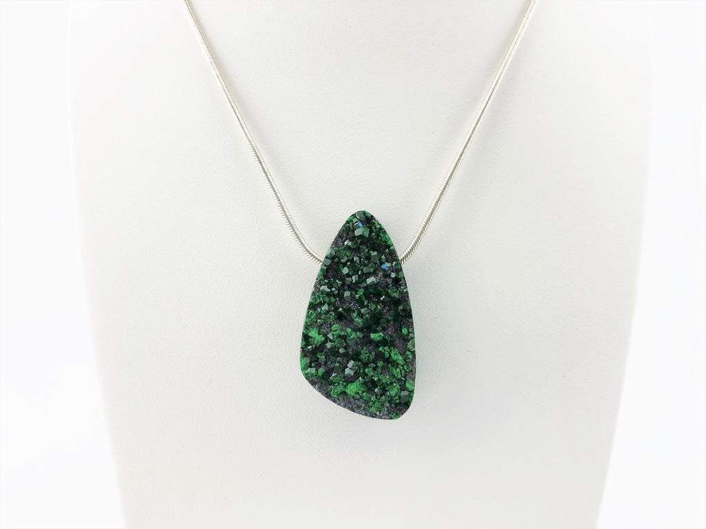 Uwarowit Anhänger gebohrt – grüner Granat auf Matrix aus dem Ural, 38 × 21 mm – Bild 9