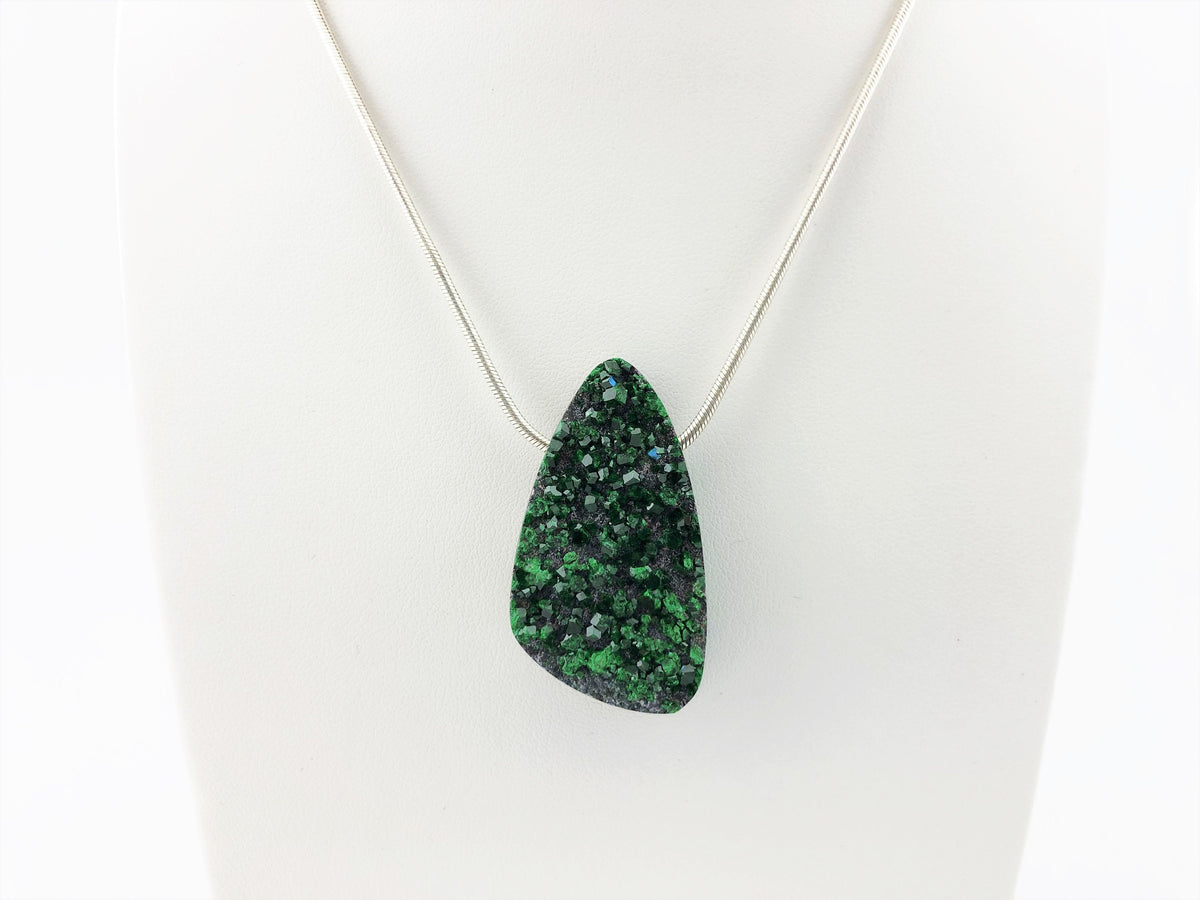 Uwarowit Anhänger gebohrt – grüner Granat auf Matrix aus dem Ural, 38 × 21 mm – Bild 9
