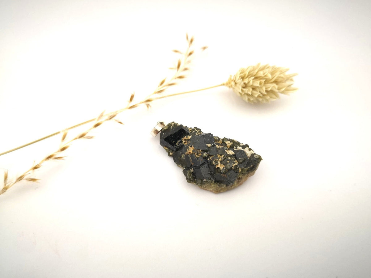Demantoid Granat Anhänger – 925 Silberöse – Rohstein aus Namibia – 9 g – Bild 1