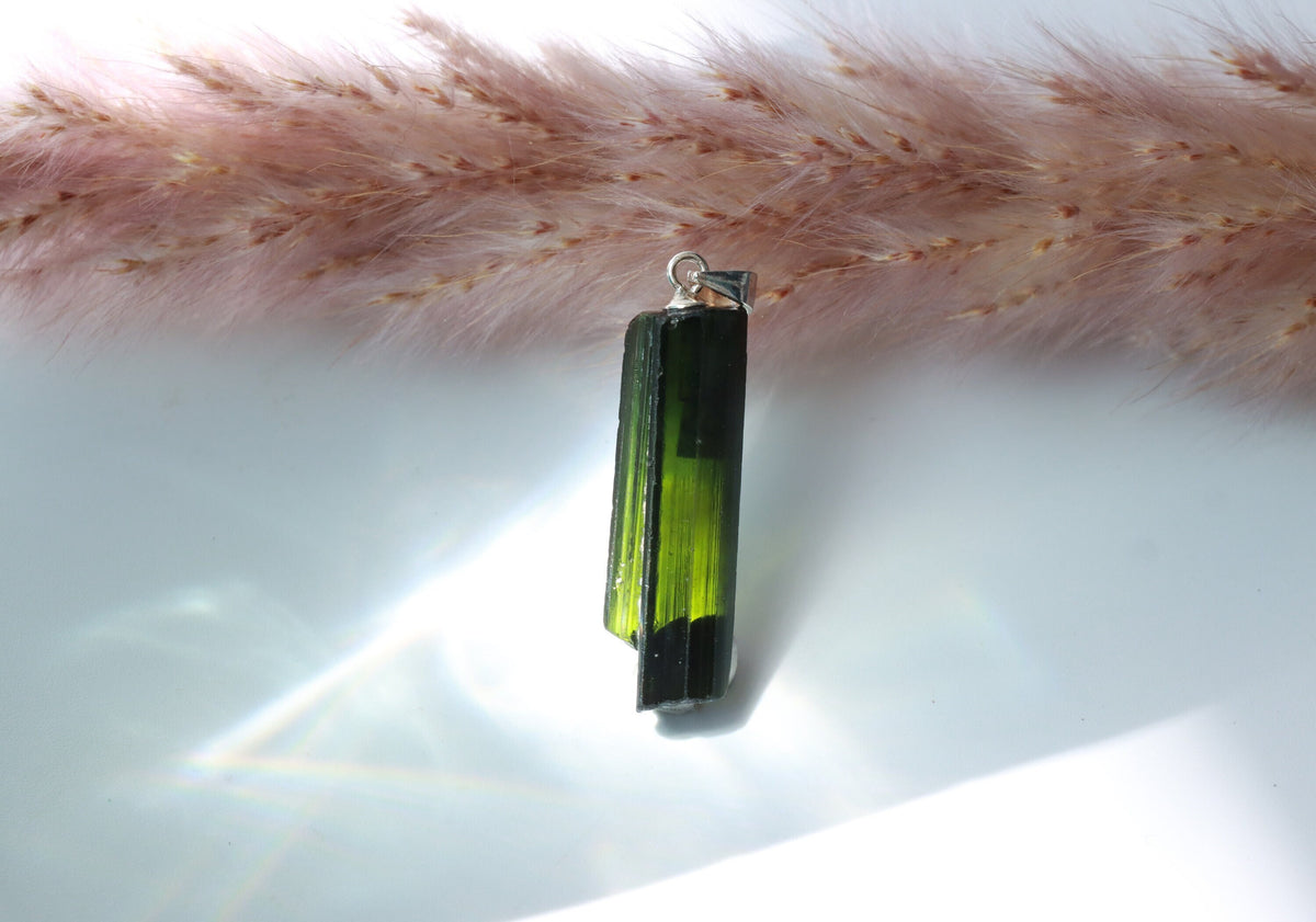 Verdelith Anhänger Unikat mit 925 Silberöse – grüner Turmalin Naturkristall 12,8 ct – Bild 1