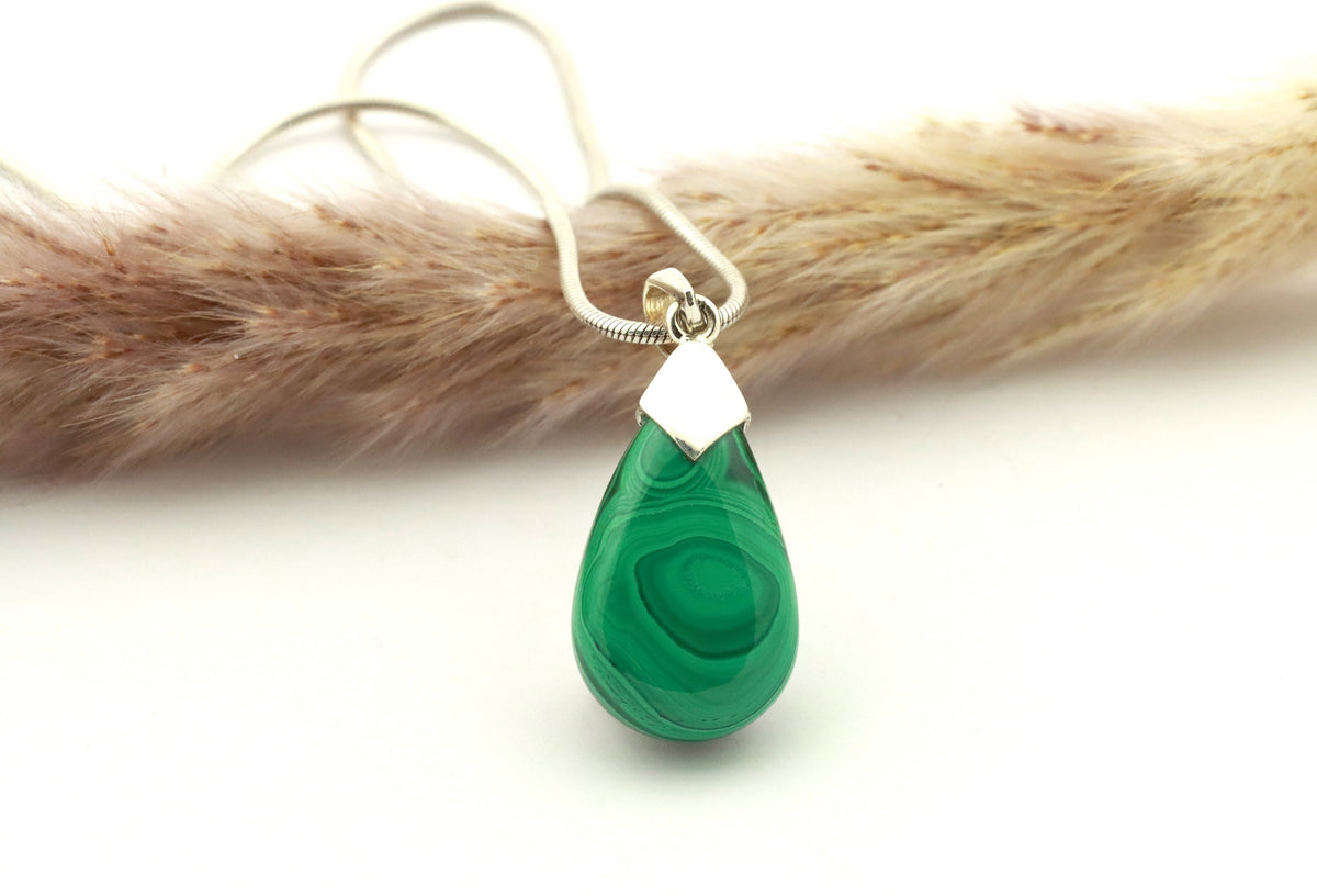 Malachit Anhänger mit 925 Silber-Kappe, Malachit Anhänger, Malachit Kette, Malachit Schmuck, natürlicher Edelstein in Silberfassung – Bild 1