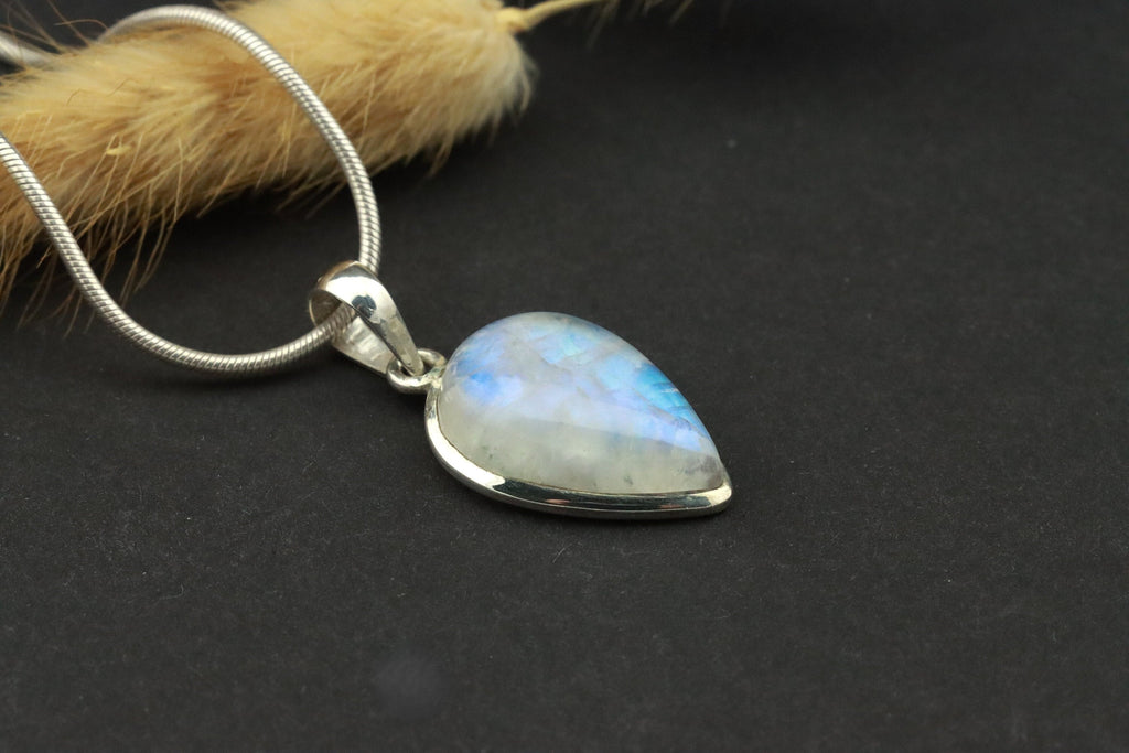 Regenbogen-Mondstein Anhänger 925 Silber – weißer Labradorit in Tropfenform mit blauem Schimmer, Edelstein-Unikat – Bild 1