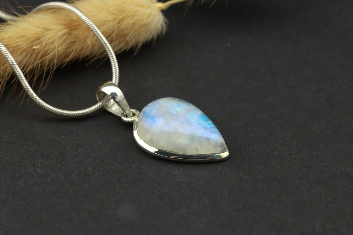 Regenbogen-Mondstein Anhänger 925 Silber – weißer Labradorit in Tropfenform mit blauem Schimmer, Edelstein-Unikat – Bild 1
