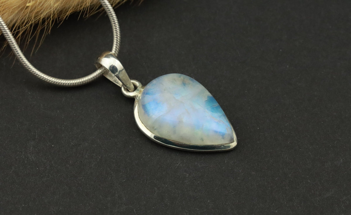Regenbogen-Mondstein Anhänger 925 Silber – weißer Labradorit in Tropfenform mit blauem Schimmer, Edelstein-Unikat – Bild 2