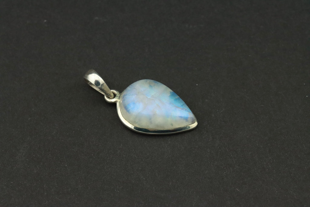 Regenbogen-Mondstein Anhänger 925 Silber – weißer Labradorit in Tropfenform mit blauem Schimmer, Edelstein-Unikat – Bild 3