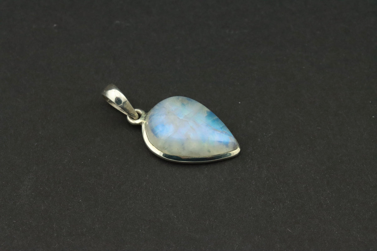 Regenbogen-Mondstein Anhänger 925 Silber – weißer Labradorit in Tropfenform mit blauem Schimmer, Edelstein-Unikat – Bild 3