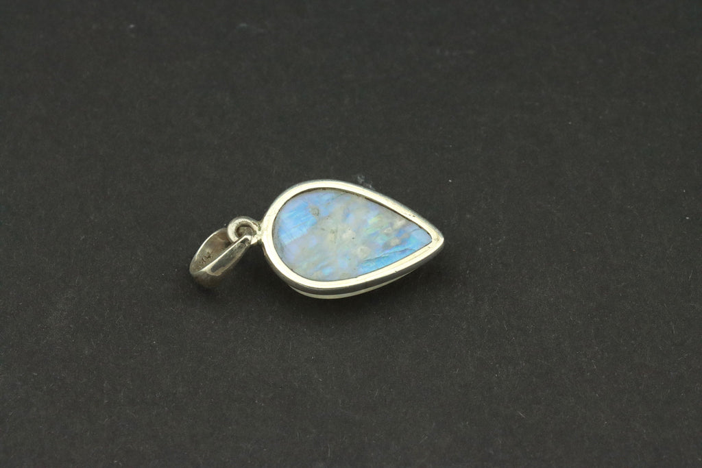 Regenbogen-Mondstein Anhänger 925 Silber – weißer Labradorit in Tropfenform mit blauem Schimmer, Edelstein-Unikat – Bild 4