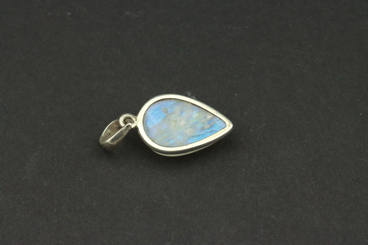 Regenbogen-Mondstein Anhänger 925 Silber – weißer Labradorit in Tropfenform mit blauem Schimmer, Edelstein-Unikat – Bild 4
