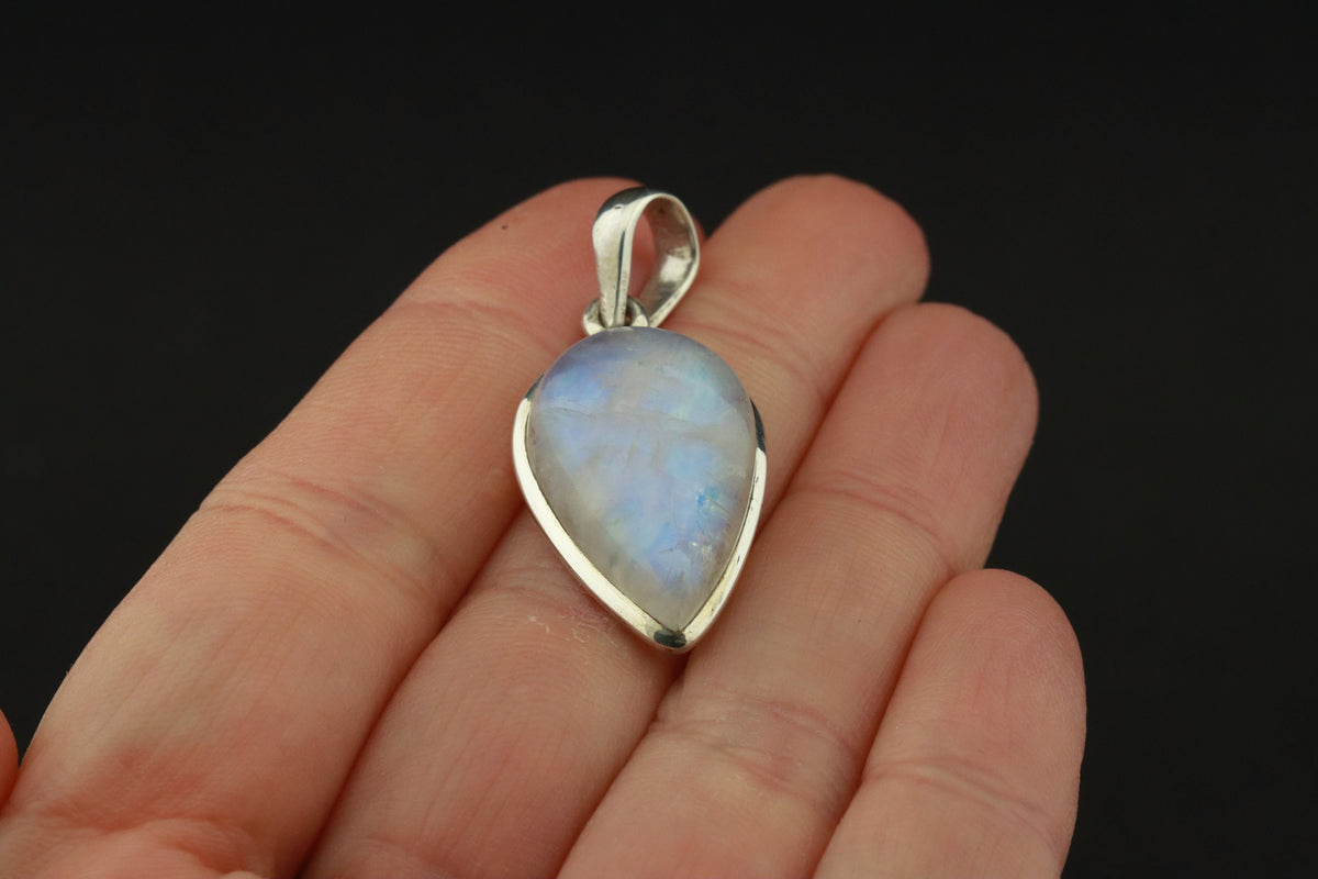 Regenbogen-Mondstein Anhänger 925 Silber – weißer Labradorit in Tropfenform mit blauem Schimmer, Edelstein-Unikat – Bild 5