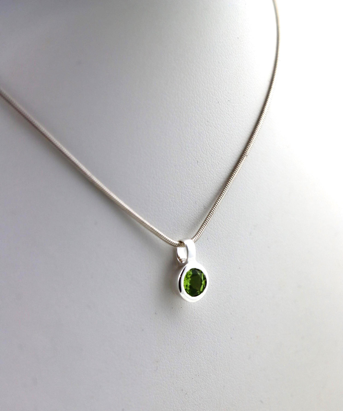 Peridot Anhänger 925 Silber – facettierter Chrysolith aus China – Bild 2