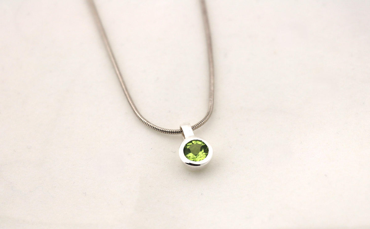 Peridot Anhänger 925 Silber – facettierter Chrysolith aus China – Bild 3
