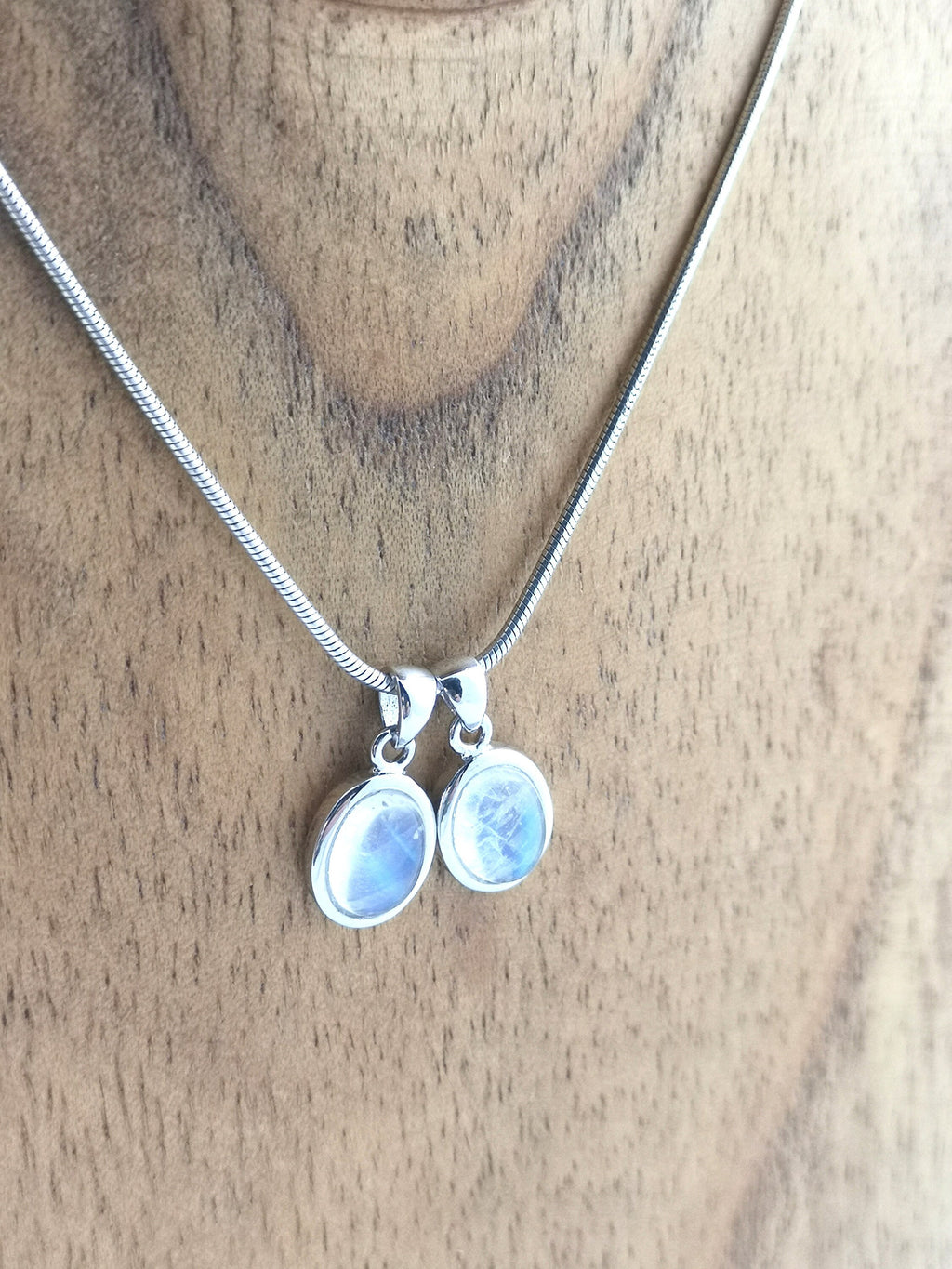 Regenbogen-Mondstein Anhänger 925 Silber – ovaler weißer Labradorit mit Blauschimmer – Bild 2