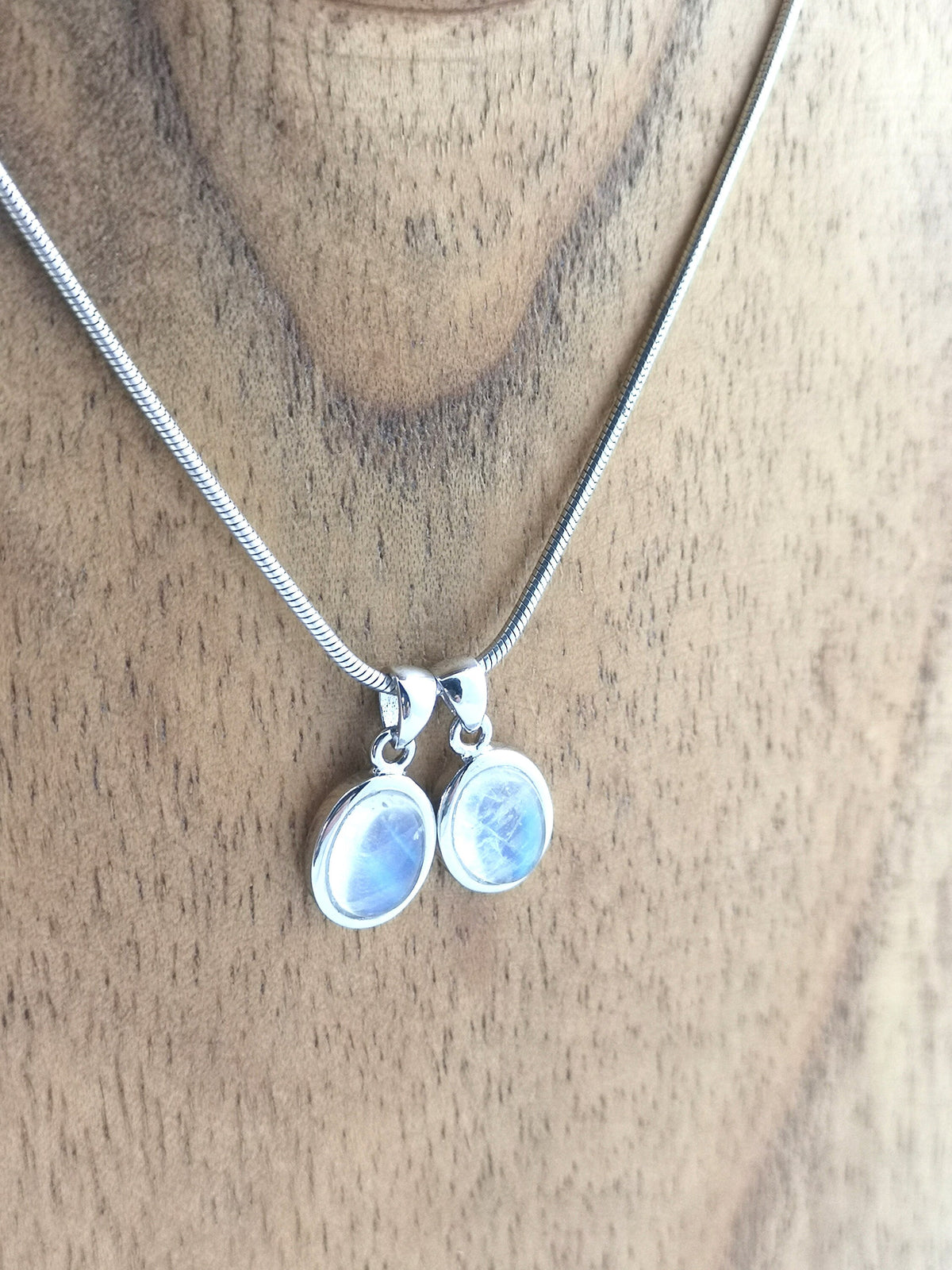 Regenbogen-Mondstein Anhänger 925 Silber – ovaler weißer Labradorit mit Blauschimmer – Bild 2