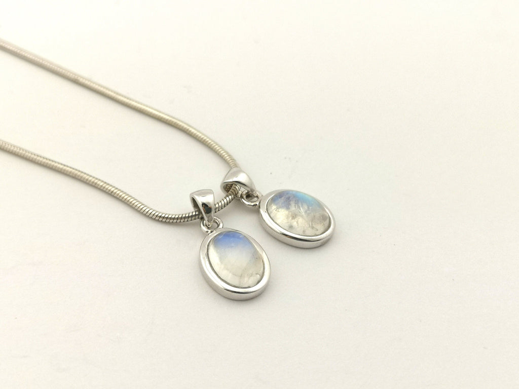 Regenbogen-Mondstein Anhänger 925 Silber – ovaler weißer Labradorit mit Blauschimmer – Bild 3