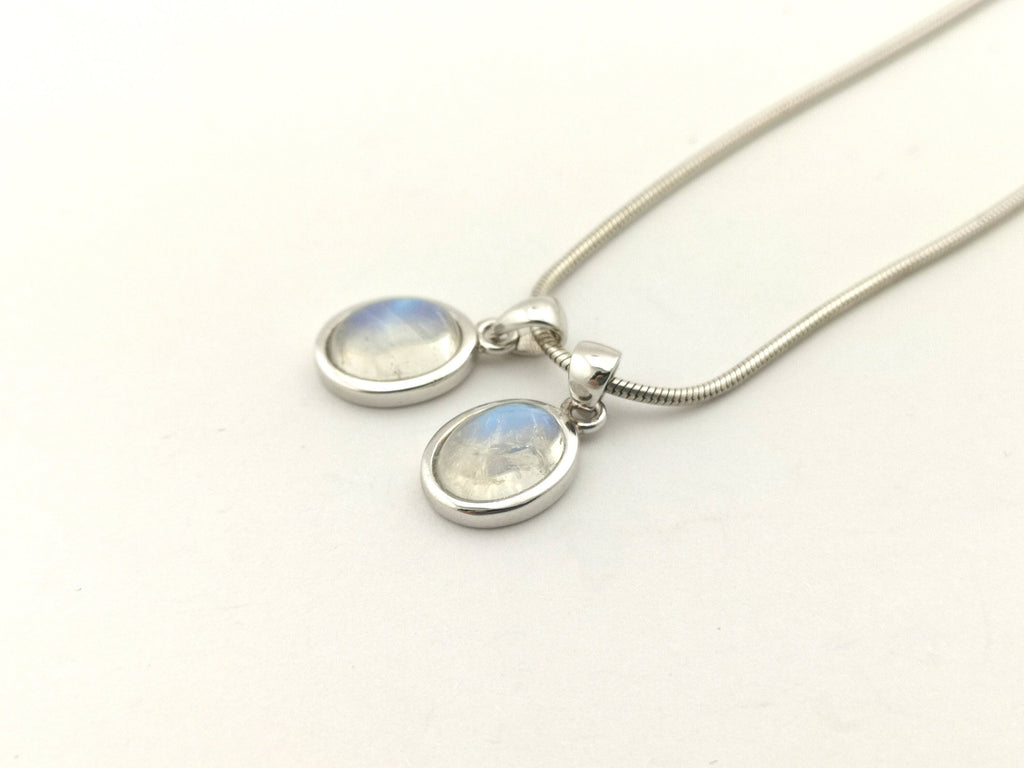 Regenbogen-Mondstein Anhänger 925 Silber – ovaler weißer Labradorit mit Blauschimmer – Bild 4
