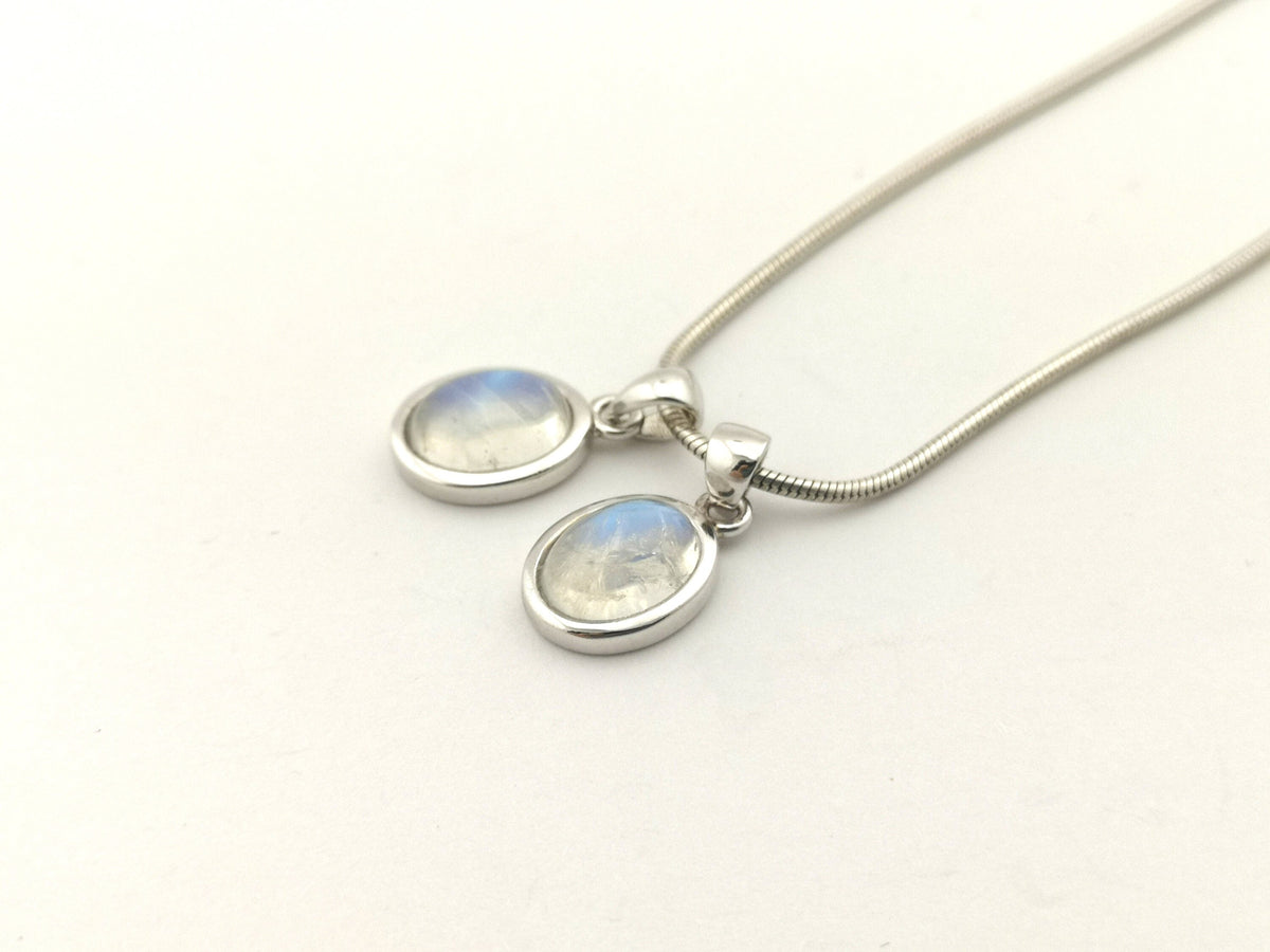 Regenbogen-Mondstein Anhänger 925 Silber – ovaler weißer Labradorit mit Blauschimmer – Bild 4