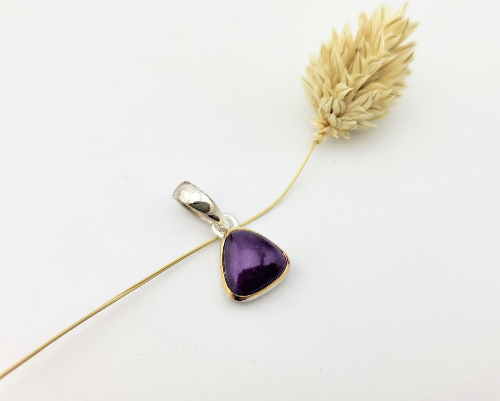 Sugilith Anhänger in teilvergoldeter 925 Silberfassung – dreieckiger Cabochon Sug301 – Bild 1