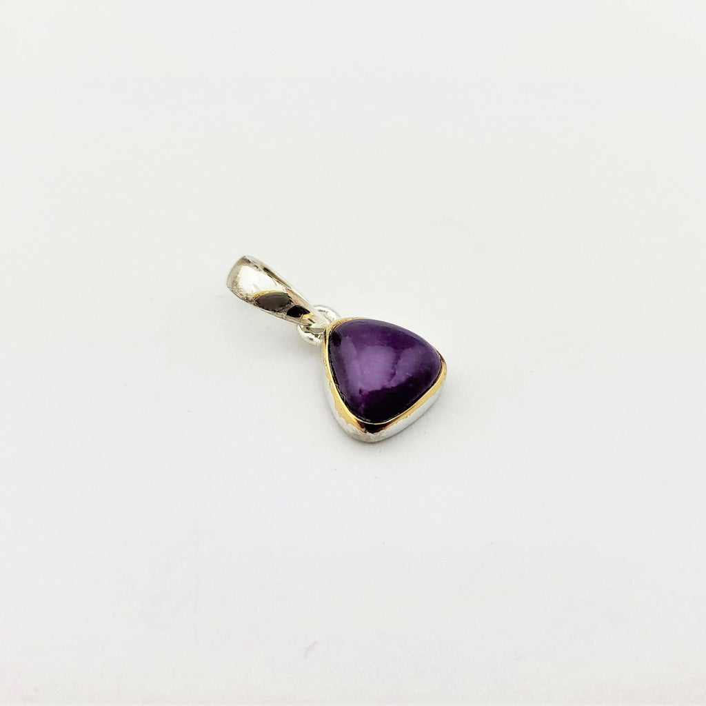Sugilith Anhänger in teilvergoldeter 925 Silberfassung – dreieckiger Cabochon Sug301 – Bild 2