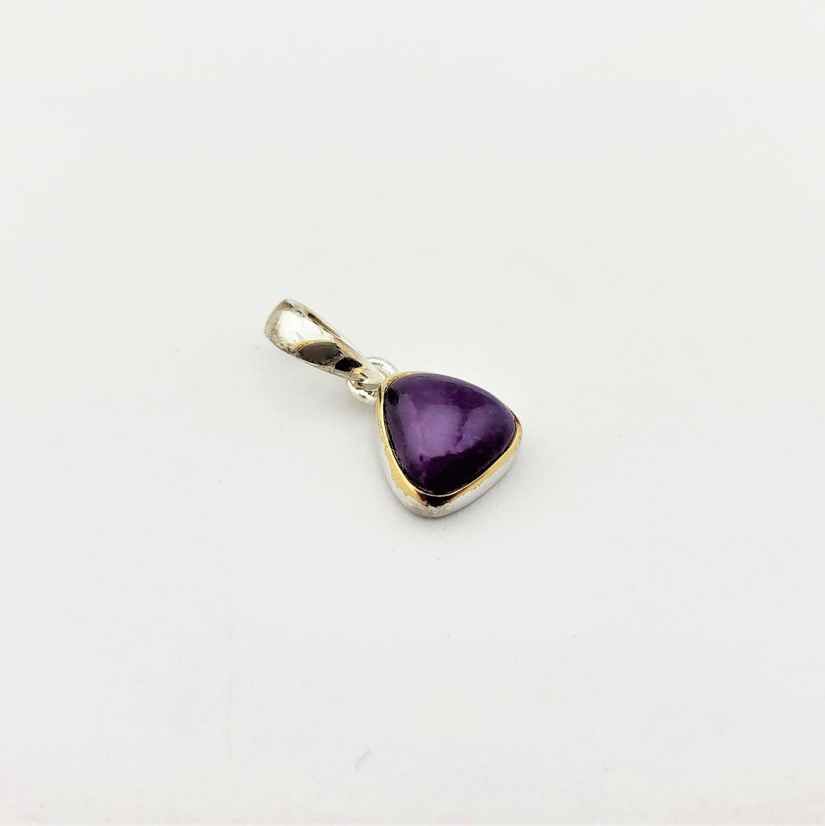 Sugilith Anhänger in teilvergoldeter 925 Silberfassung – dreieckiger Cabochon Sug301 – Bild 2
