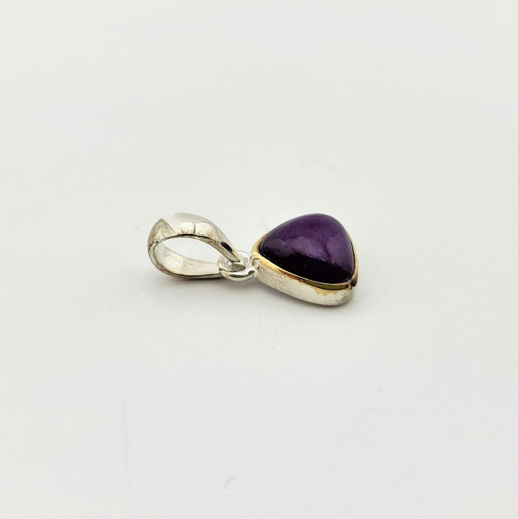 Sugilith Anhänger in teilvergoldeter 925 Silberfassung – dreieckiger Cabochon Sug301 – Bild 3