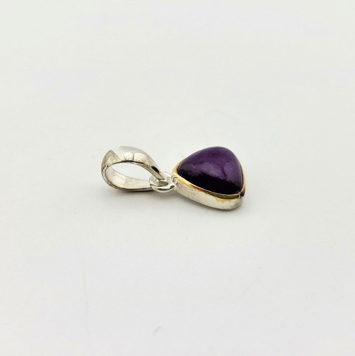 Sugilith Anhänger in teilvergoldeter 925 Silberfassung – dreieckiger Cabochon Sug301 – Bild 3