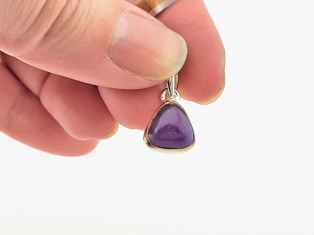 Sugilith Anhänger in teilvergoldeter 925 Silberfassung – dreieckiger Cabochon Sug301 – Bild 5