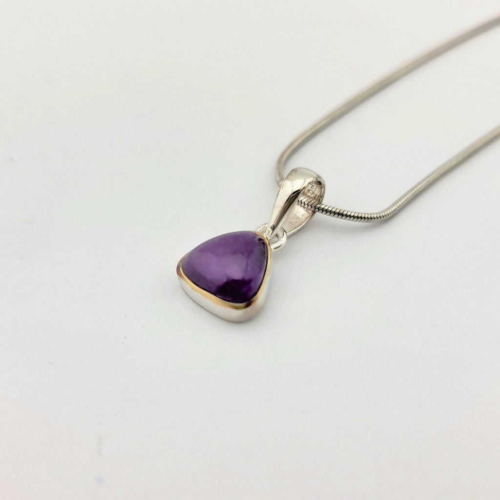 Sugilith Anhänger in teilvergoldeter 925 Silberfassung – dreieckiger Cabochon Sug301 – Bild 6