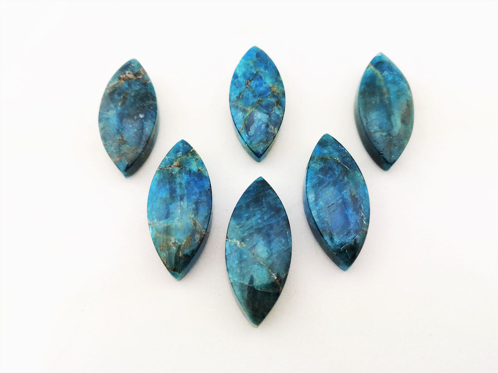Apatit Anhänger gebohrt – blaue Navette, ca. 40 × 18 mm – natürlicher Edelstein ohne Kette – Ansicht 1