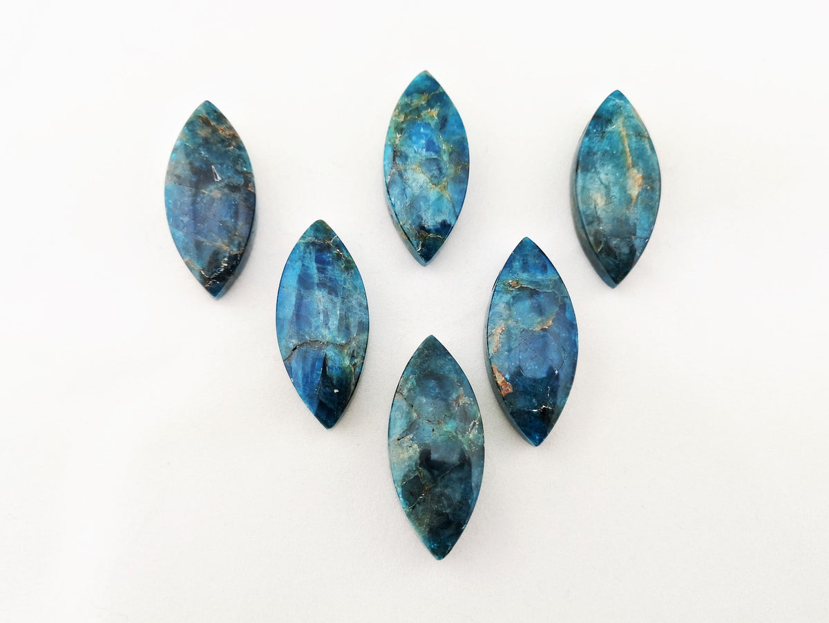 Apatit Anhänger gebohrt – blaue Navette, ca. 40 × 18 mm – natürlicher Edelstein ohne Kette – Ansicht 2