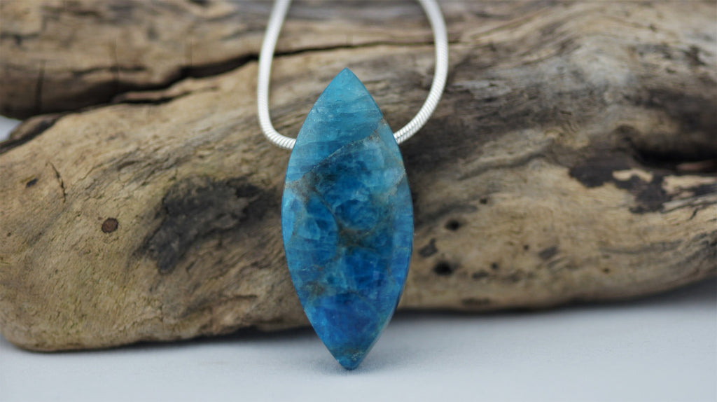 Apatit Anhänger gebohrt – blaue Navette, ca. 40 × 18 mm – natürlicher Edelstein ohne Kette – Ansicht 3