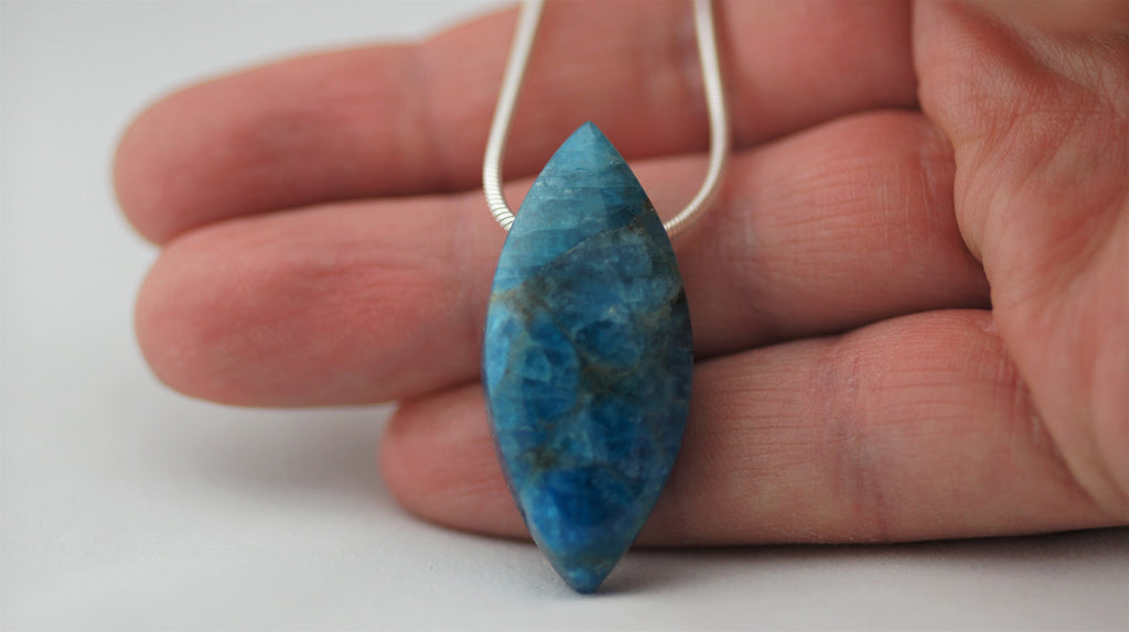 Apatit Anhänger gebohrt – blaue Navette, ca. 40 × 18 mm – natürlicher Edelstein ohne Kette – Ansicht 4