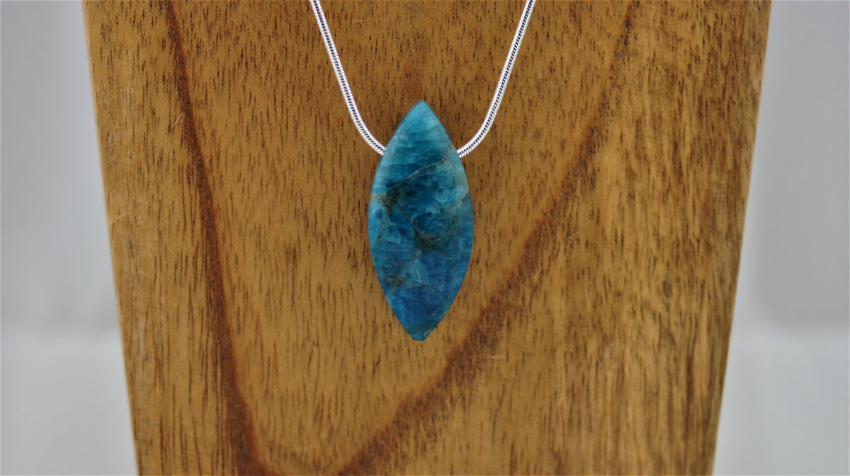 Apatit Anhänger gebohrt – blaue Navette, ca. 40 × 18 mm – natürlicher Edelstein ohne Kette – Ansicht 5