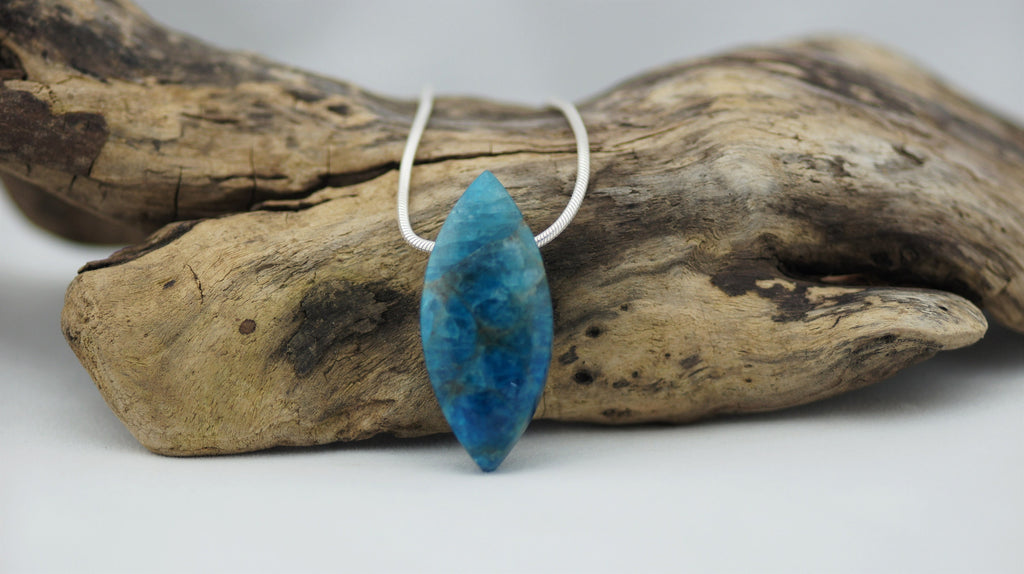 Apatit Anhänger gebohrt – blaue Navette, ca. 40 × 18 mm – natürlicher Edelstein ohne Kette – Ansicht 6