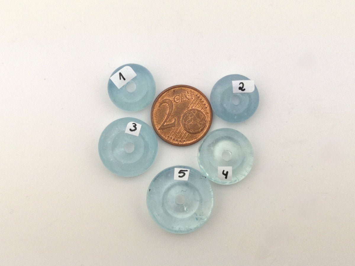 Größenvergleich der Aquamarin Mini-Donuts