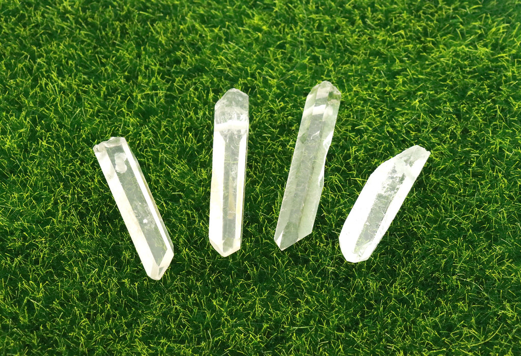 Bergkristall-Spitze gebohrt – schlanker Naturkristall aus Brasilien, Nr. 1–3 – mit Baumwollband – Bild 1