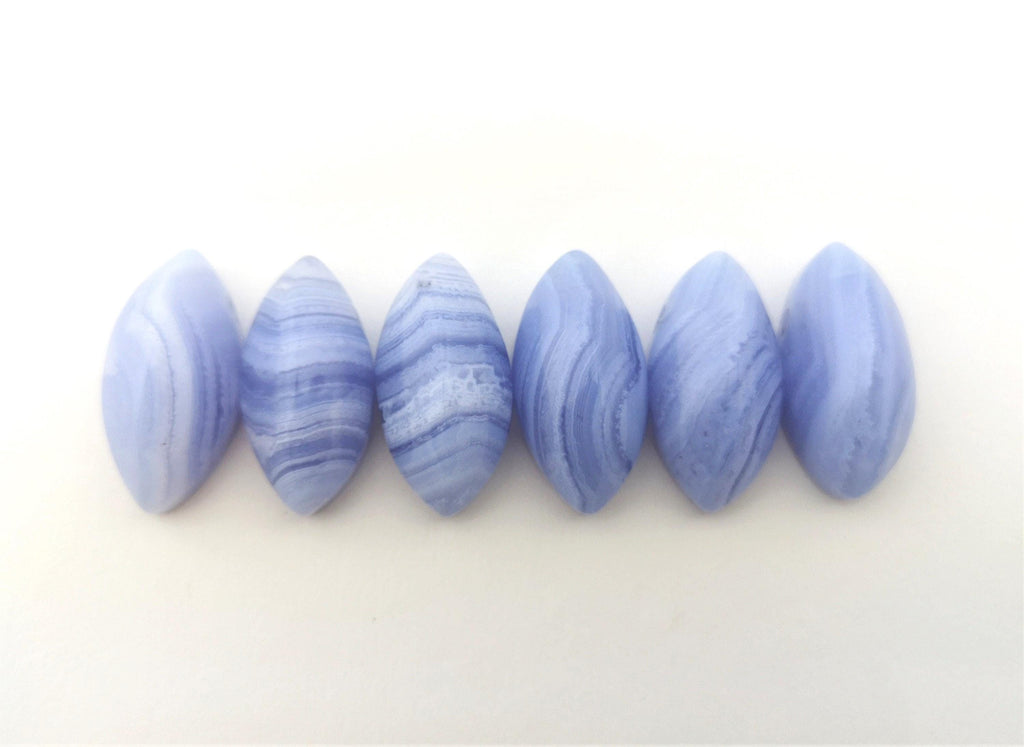 Blauer Chalcedon Anhänger gebohrt – gebänderter Naturstein, Navette ca. 30 × 15 mm – Bild 1