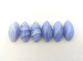 Blauer Chalcedon Anhänger gebohrt – gebänderter Naturstein, Navette ca. 30 × 15 mm – Bild 1