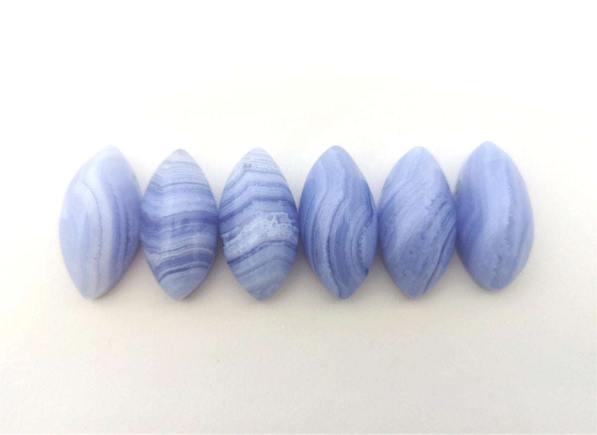 Blauer Chalcedon Anhänger gebohrt – gebänderter Naturstein, Navette ca. 30 × 15 mm – Bild 1